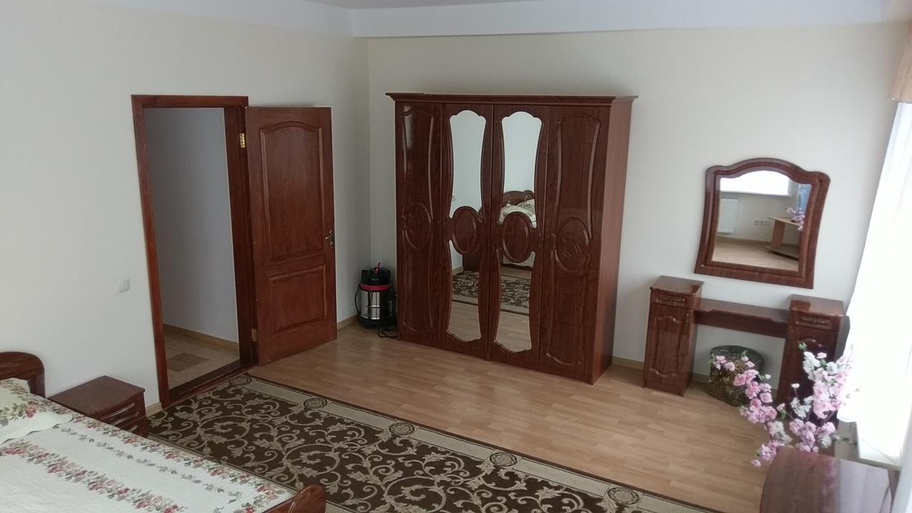 Sviatoshyn Aparthotel Kiev Buitenkant foto